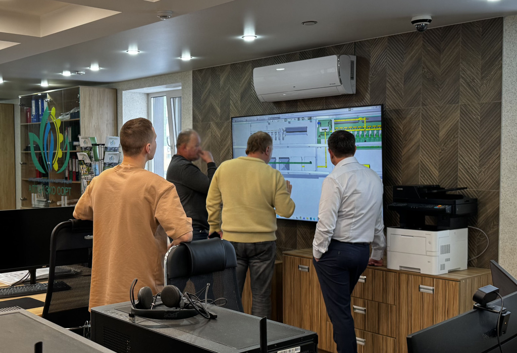 Фото 2: Обсуждение 3D-модели семенной линии с заказчиком